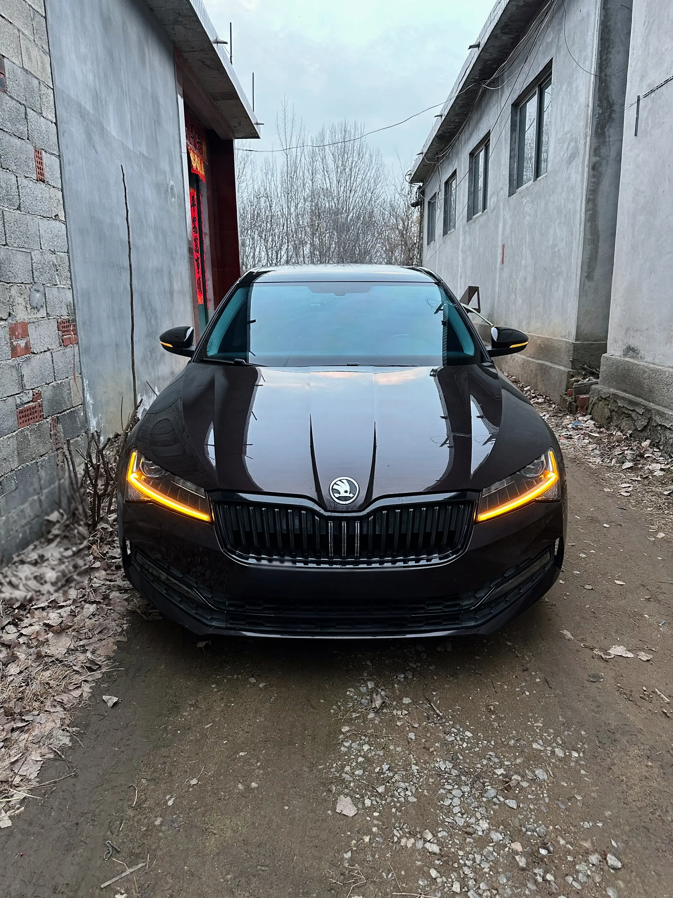 前脸差点看成宝马。