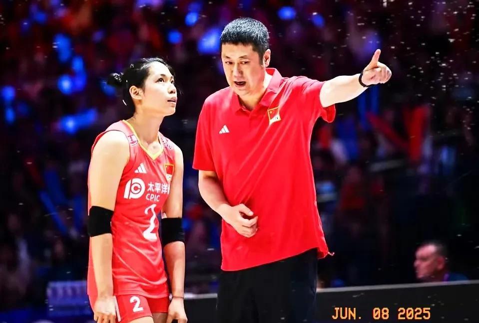 煮熟的鸭子飞了！今晚中土女排之战，中国女排在以25比19、20比25、31比29