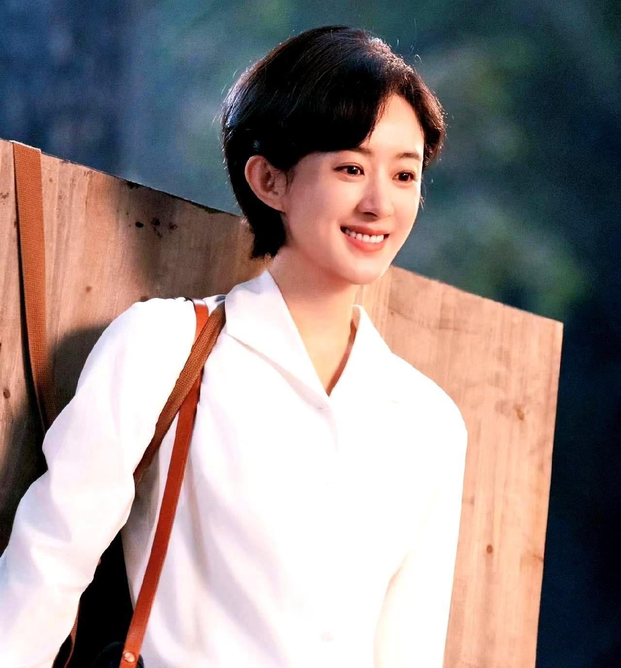 开播3天收视腰斩赵丽颖新剧《小城大事》从2.6跌到1.7，热搜却还在吹爆。