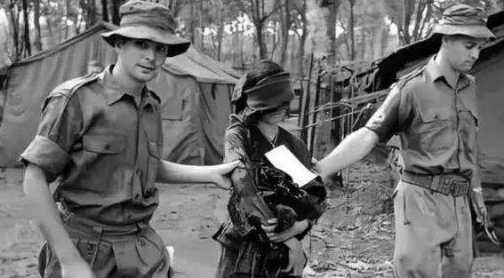 1959年，一美军抓到了一个漂亮的越南女兵，女兵突然脱掉上衣，美国大兵正开心得放