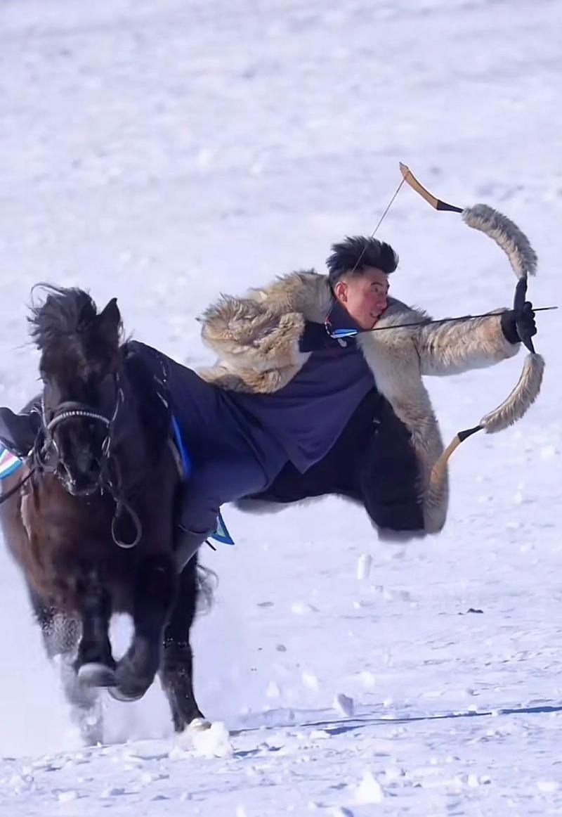 上联:山高路险西风烈，下联:任重道远马蹄疾。