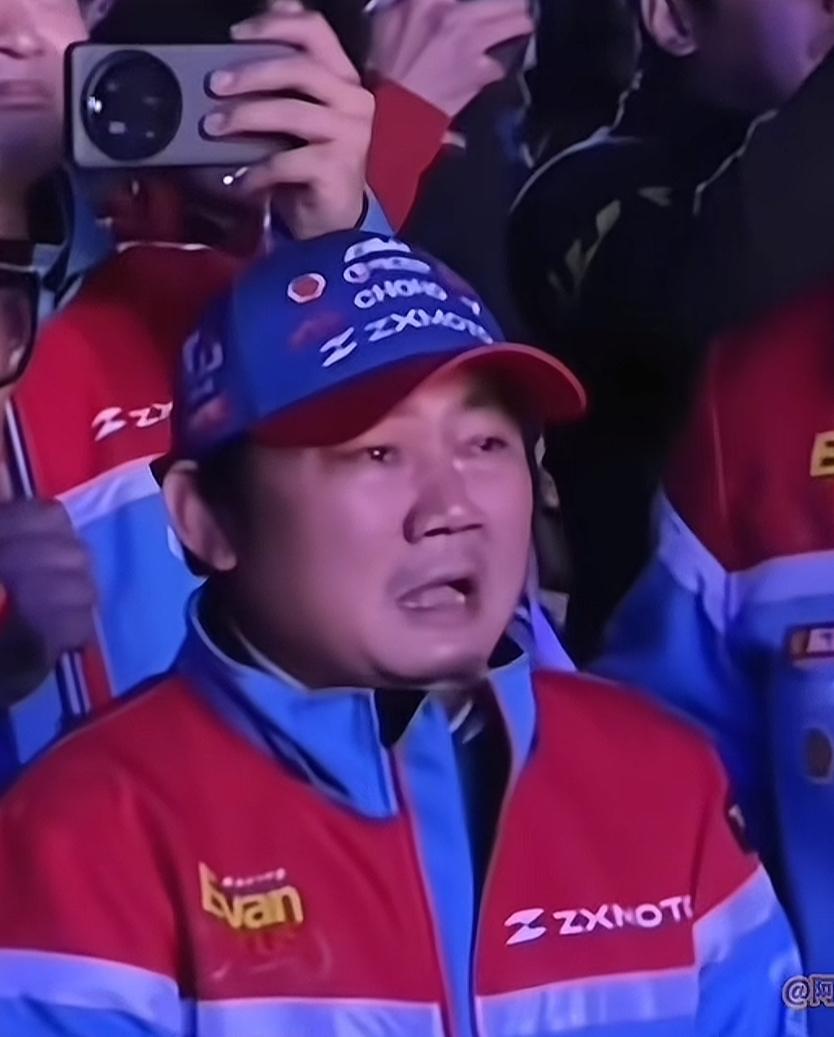 张雪被称“摩托圈雷军”，核心是创业与产品逻辑高度契合小米模式。他草根起家，1