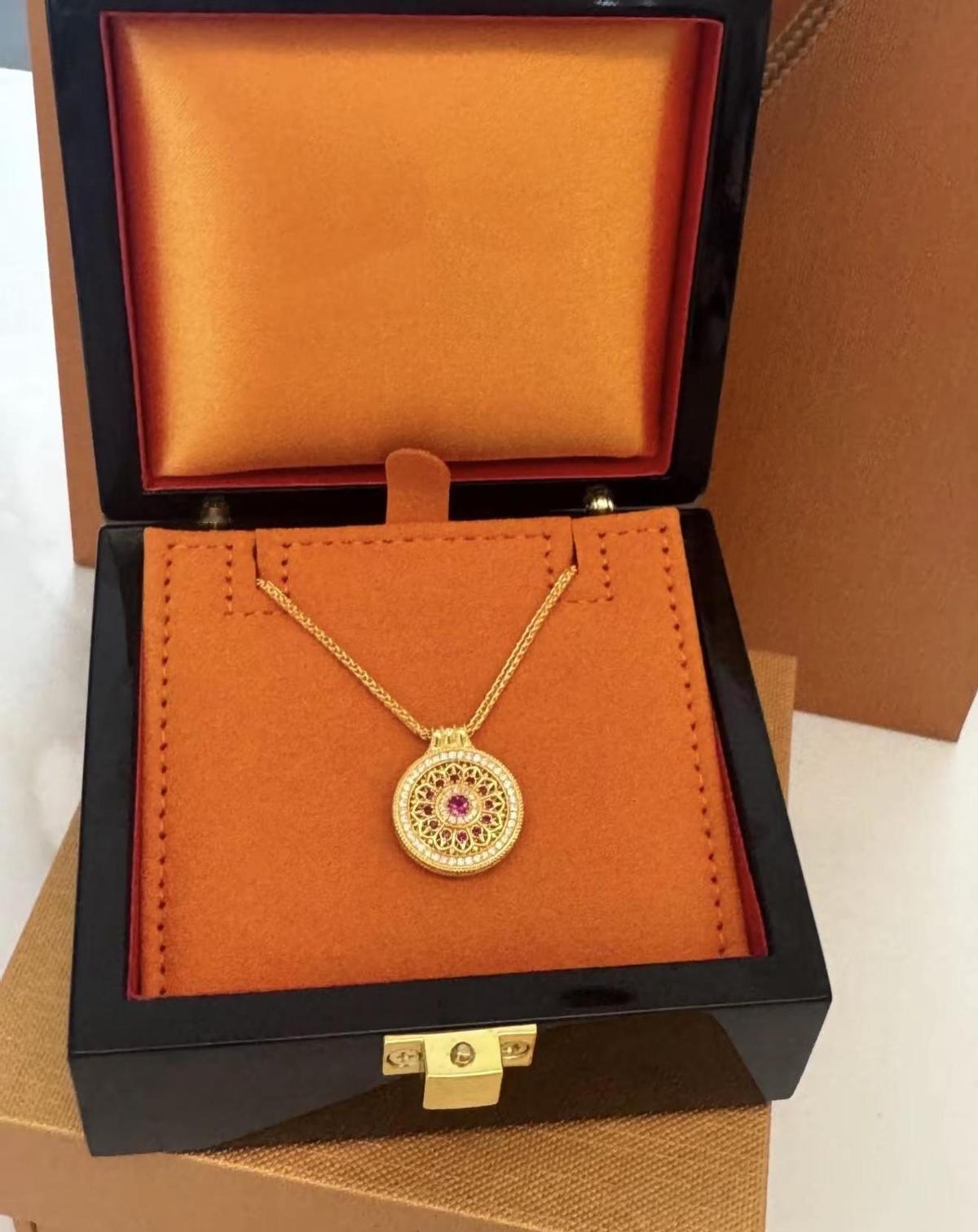 中信黄金把红宝石钉在金窗格上，像把晚霞戴在手腕上。古法金薄得像片叶子，不压手，