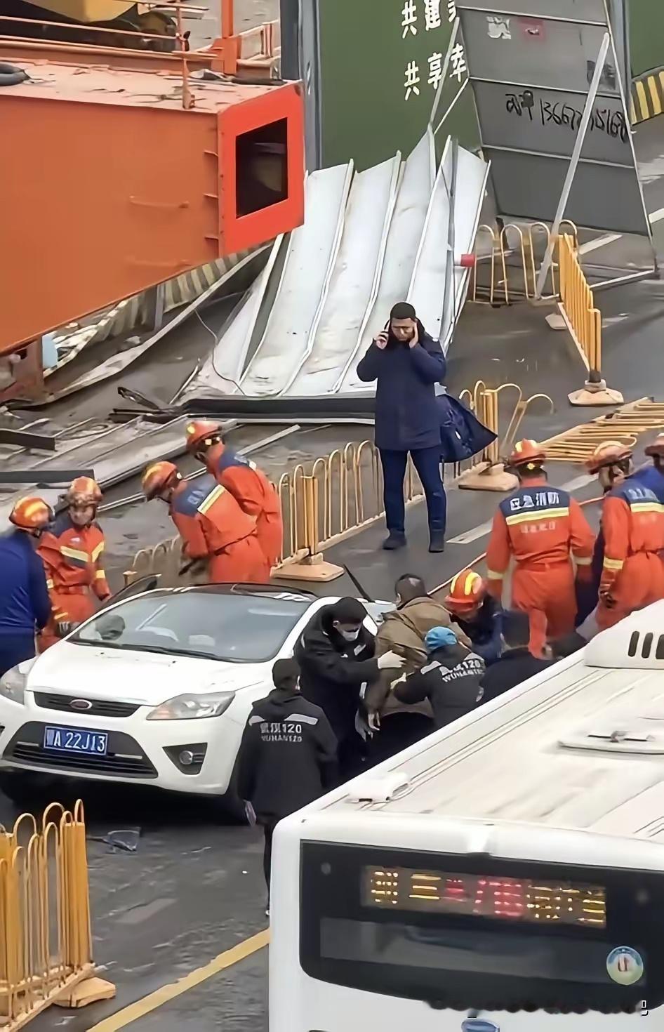 武汉龙门吊倒塌，砸中一辆行驶中的汽车后排。消防员赶到现场，先对前排进行破拆，司机