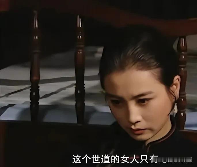 赵明明曾在《无花的夹竹桃》电视剧中民国时期的旗袍装扮真的好端庄大气，脸型饱满，五