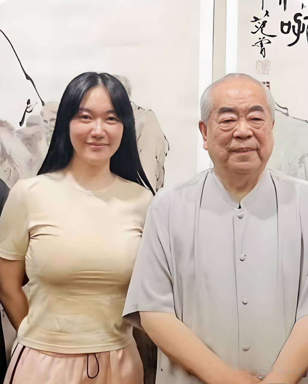 不得不承认，徐萌还是有点本事的。为何？范曾大师在娶徐萌之前，已经有过3次婚姻，前