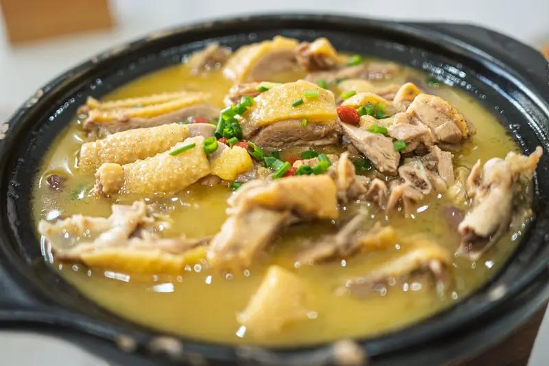 幸福，其实很简单，是疲惫一天后回家爱人端上的那碗热汤，是失意时朋友一句暖心的鼓励