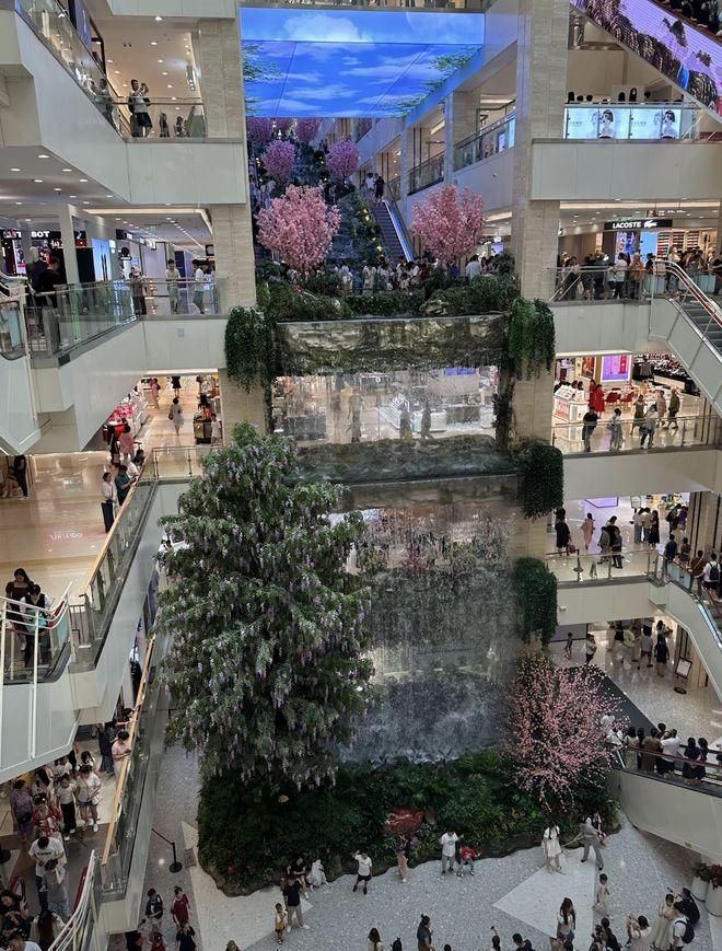 西安赛格商户坠楼身亡，家属当场晕倒！家属称前一天刚被通知不续约——一个提醒，两
