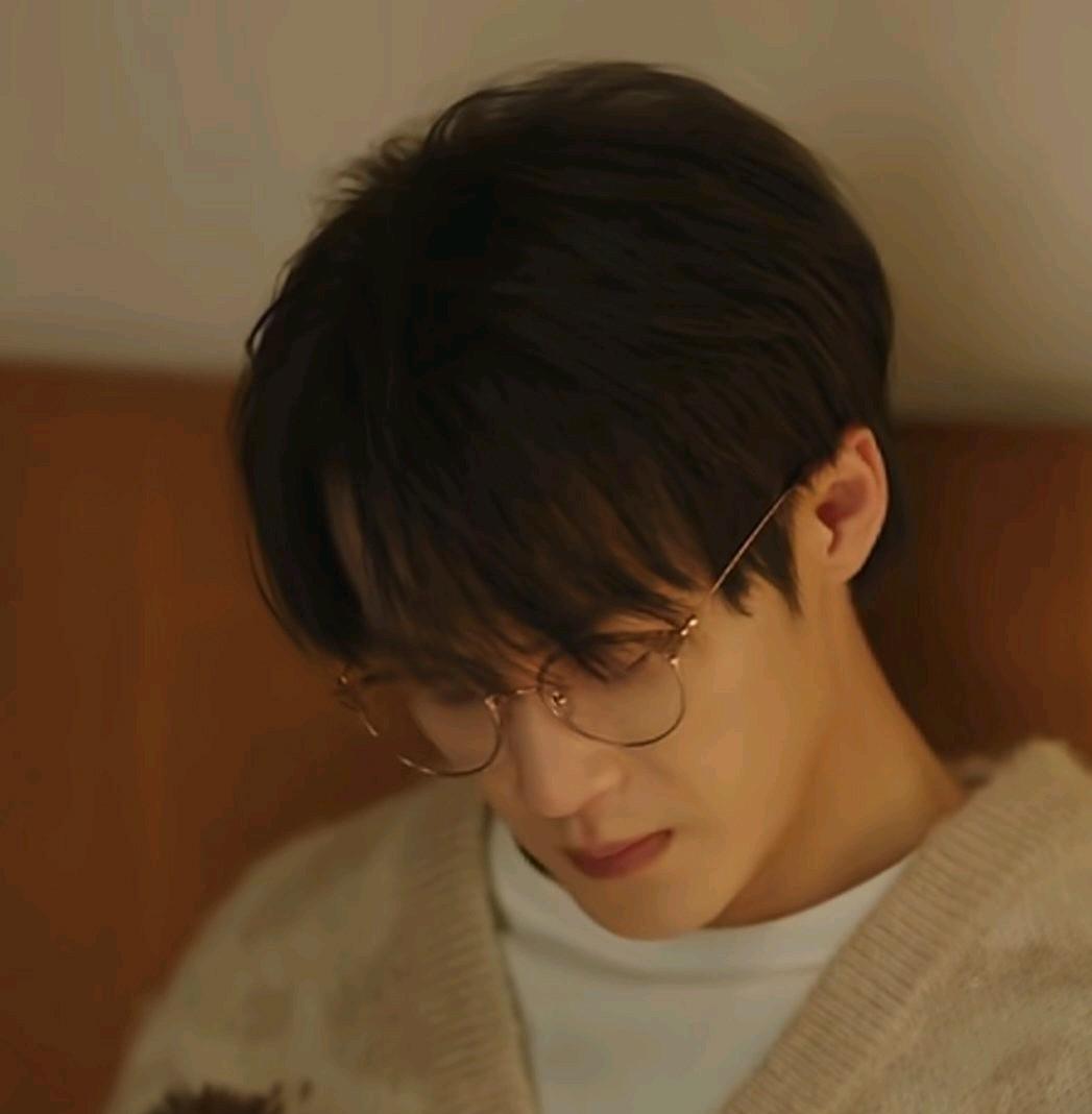 老看见有人说檀健次剧抛脸，一开始我还不信。最近在看他演的《滤镜》，跟看《长相