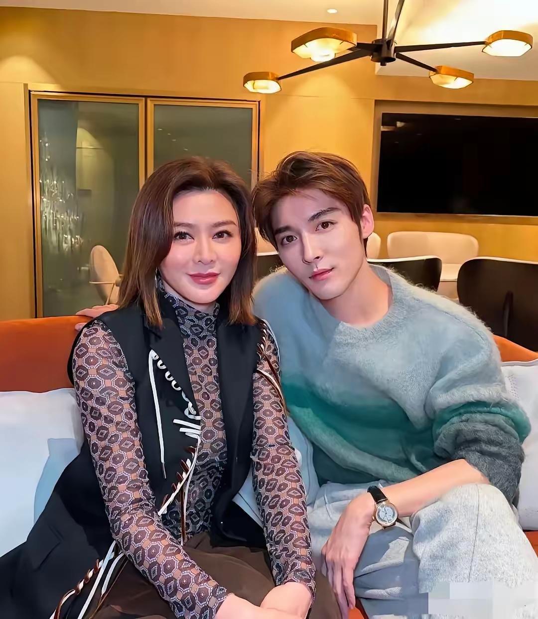 63岁的关之琳现身北京，真不愧是不老女神，颜值依旧在线。刷到她初冬的穿搭，驼色