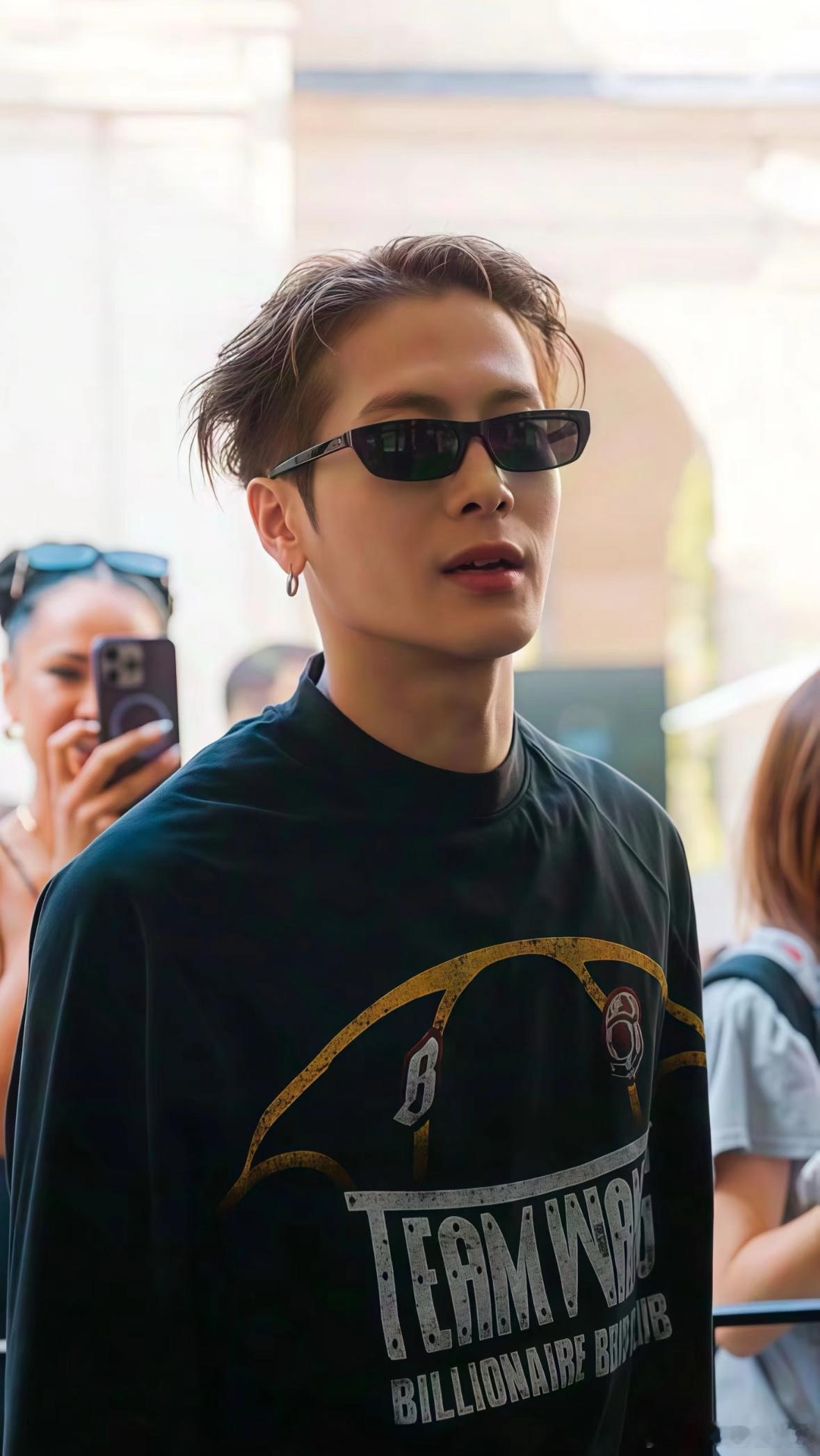 耿直又可爱！王嘉尔挑选小饰品时直言“这个颜色适合我”，自信又呆萌～