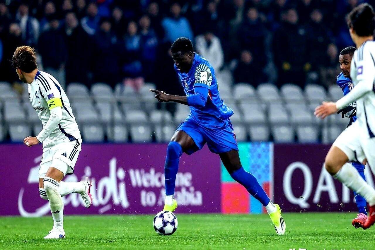 都说申花三前锋是自废武功，结果直接领跑中超。以前的申花，前场堆三个大中锋，