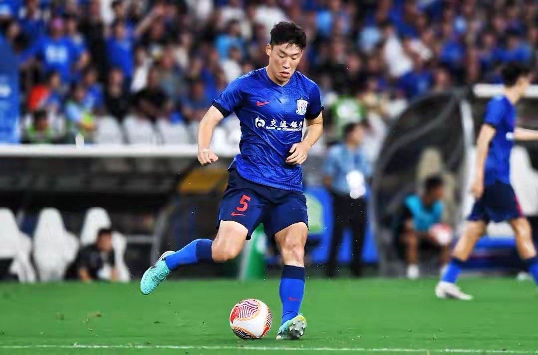 在中超首轮上海申花5-3击败大连英博的比赛中，申花主力中后卫朱辰杰因伤未能打满全