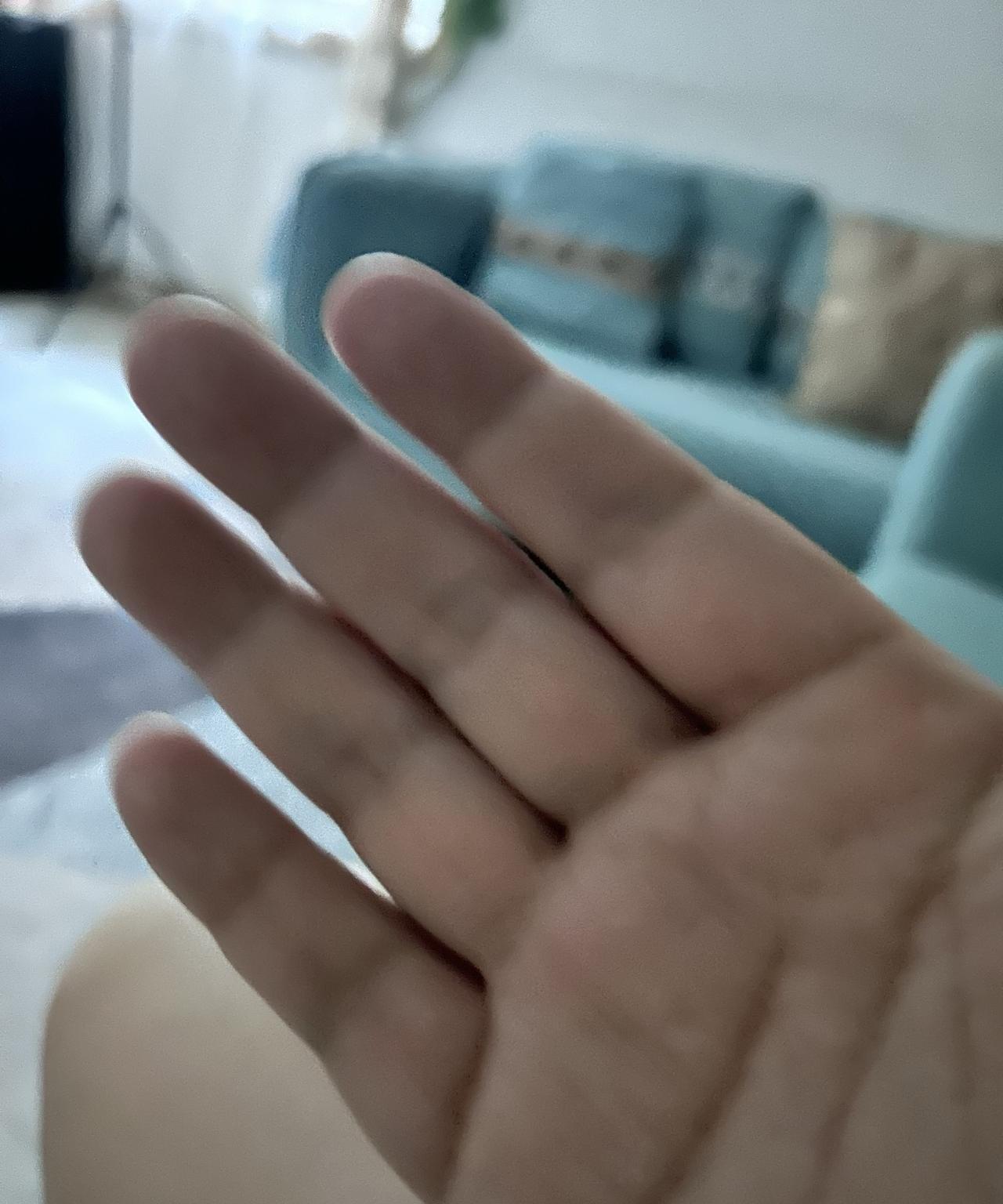 今天做了大蠢事。老公买了辣椒做豆瓣酱。我用剪刀剪开晒一下。