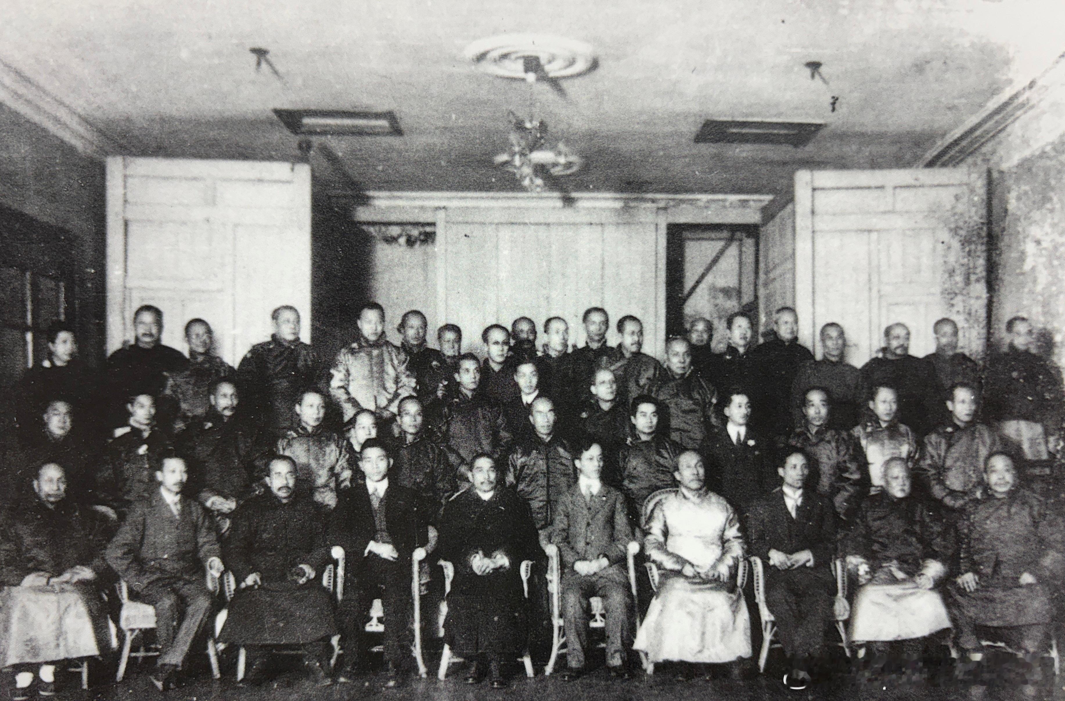 1911年12月30日孙中山出席广东旅沪各团体庆贺他当选临时大总统的宴会。前排右