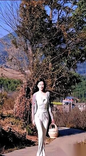 海边，姑娘扭身，阳光扎眼。不是因为她笑，是因为那件衣服，绷得太紧，领口太低，活生