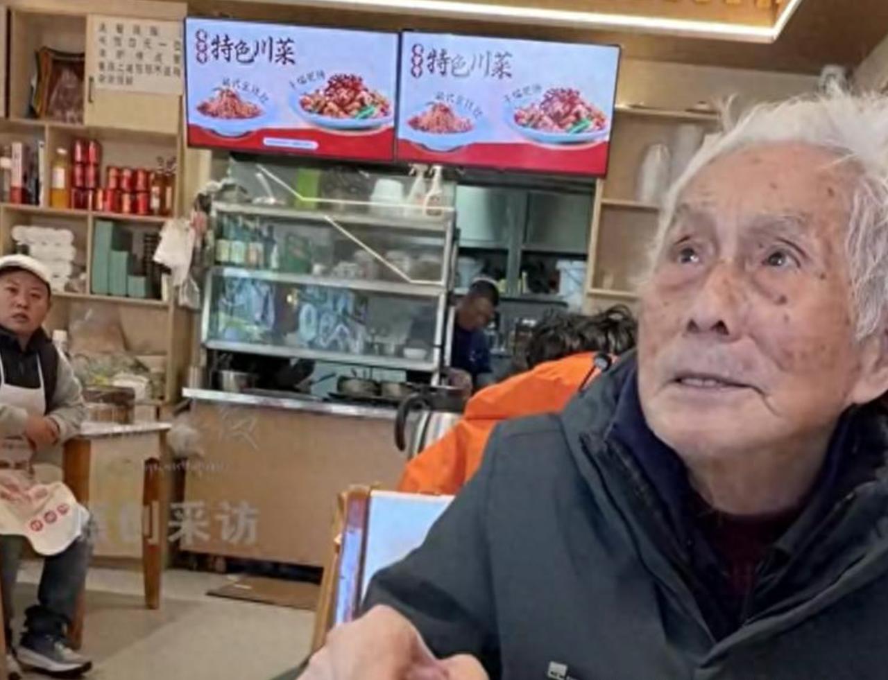 国庆期间，西藏一家餐馆里，有游客偶遇一位独自吃饭的白发老爷子。看着不像是当地的人