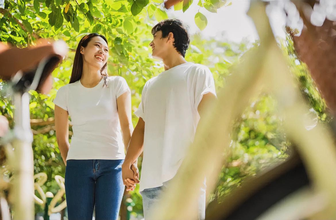 夫妻在一起的意义就是给彼此撑腰、兜底。难过的时候可以互相抱一下；在外面受气的时