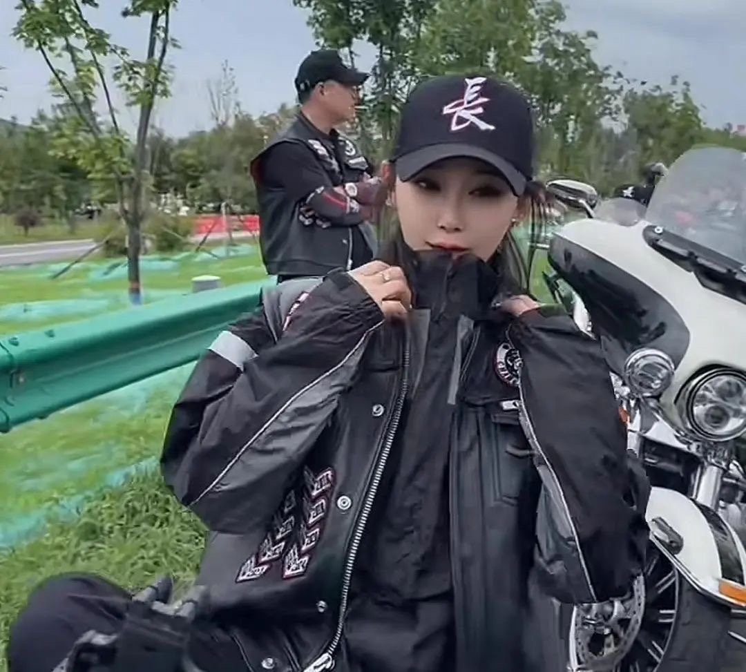 网红骑哈雷的小姨去世“最美女骑”陨落，一根未系紧的头盔带，让三万公里骑行传奇终