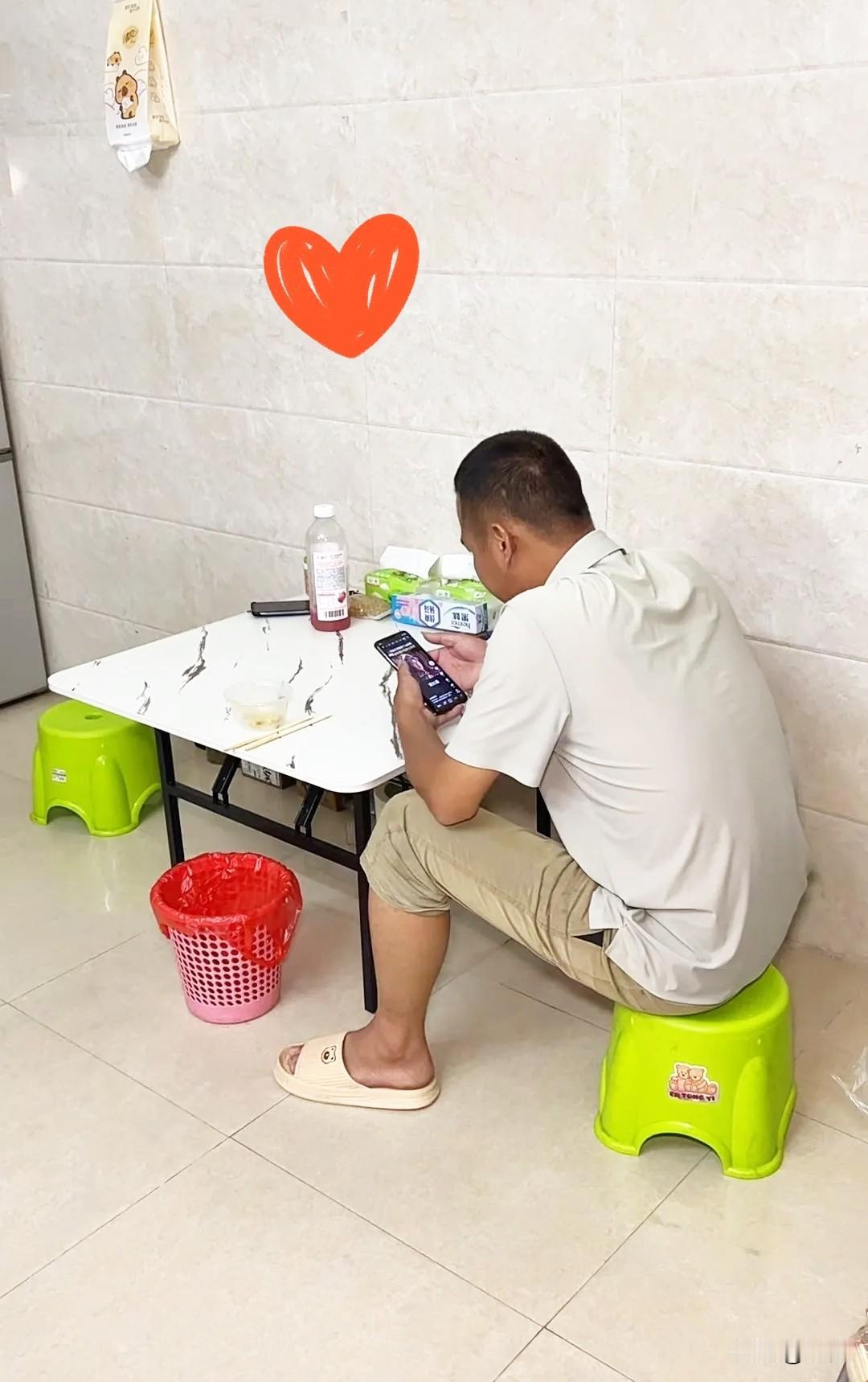 “别再指责那些失业的男人了！昨天我老公跟我说的一句话，让我心疼了一整晚。他