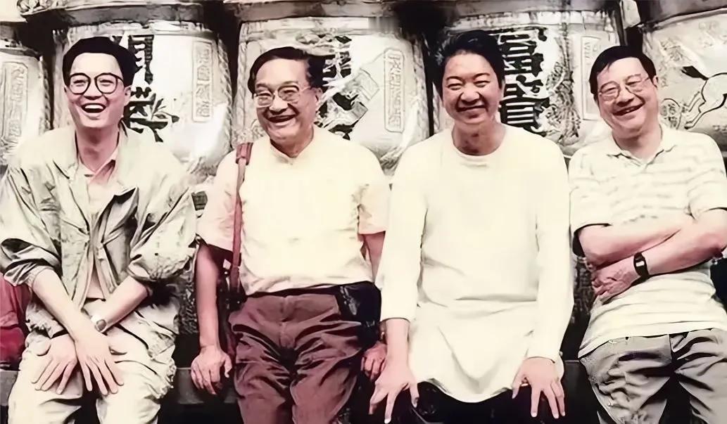 当年“香港四大才子”合影，他们分别是写流行曲的沾叔、写科幻的倪匡、写美食的蔡澜、