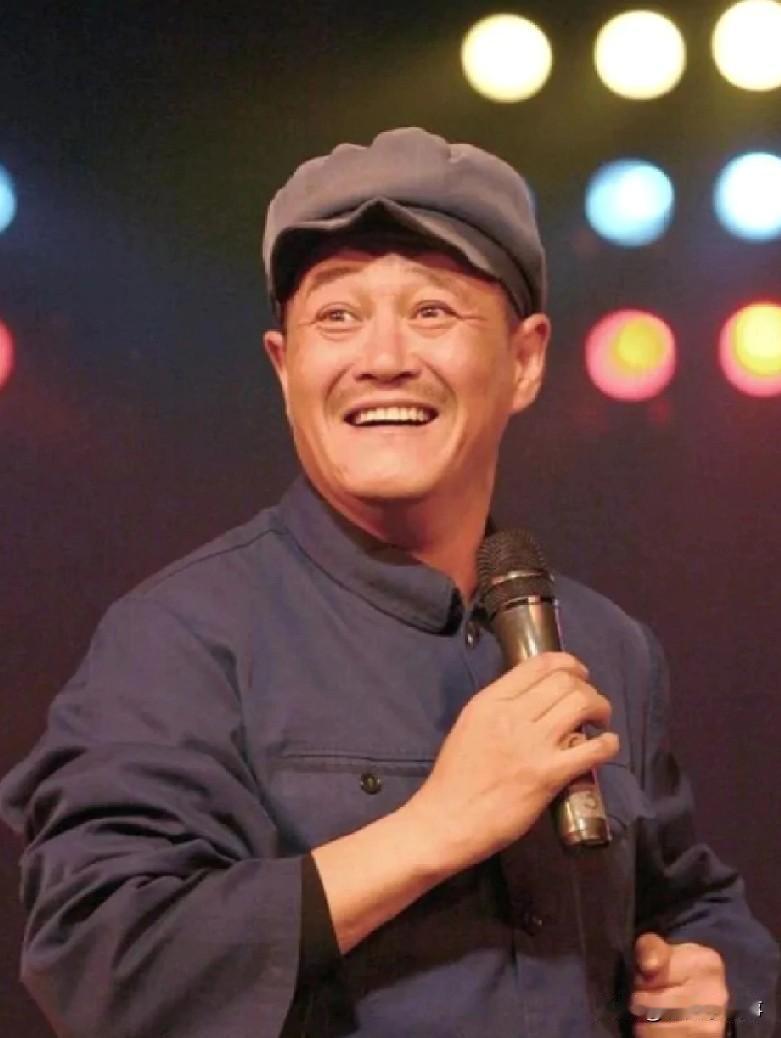 主持人问赵本山："你合作过的搭档里，你最服气的人是谁？"赵本山慢条斯理地说："放