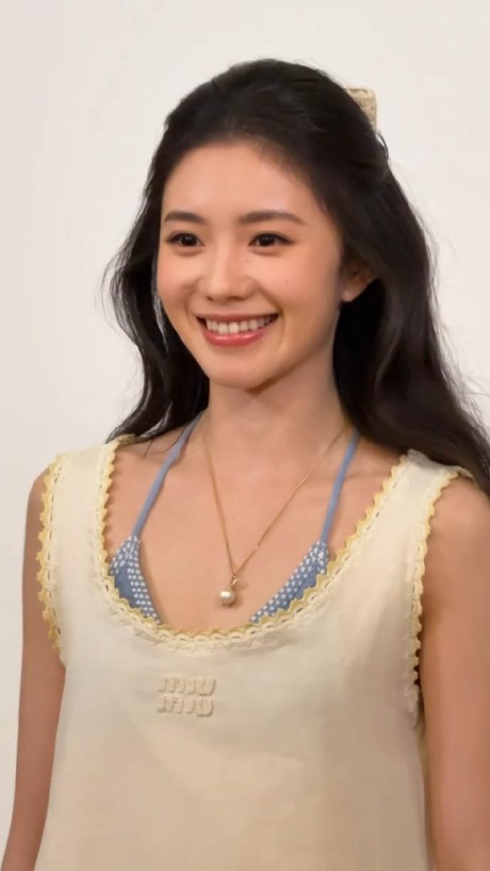 今天刘浩存在出席时尚活动的时候搭配的很有清新时尚感，看上去像个漂亮的美少女。