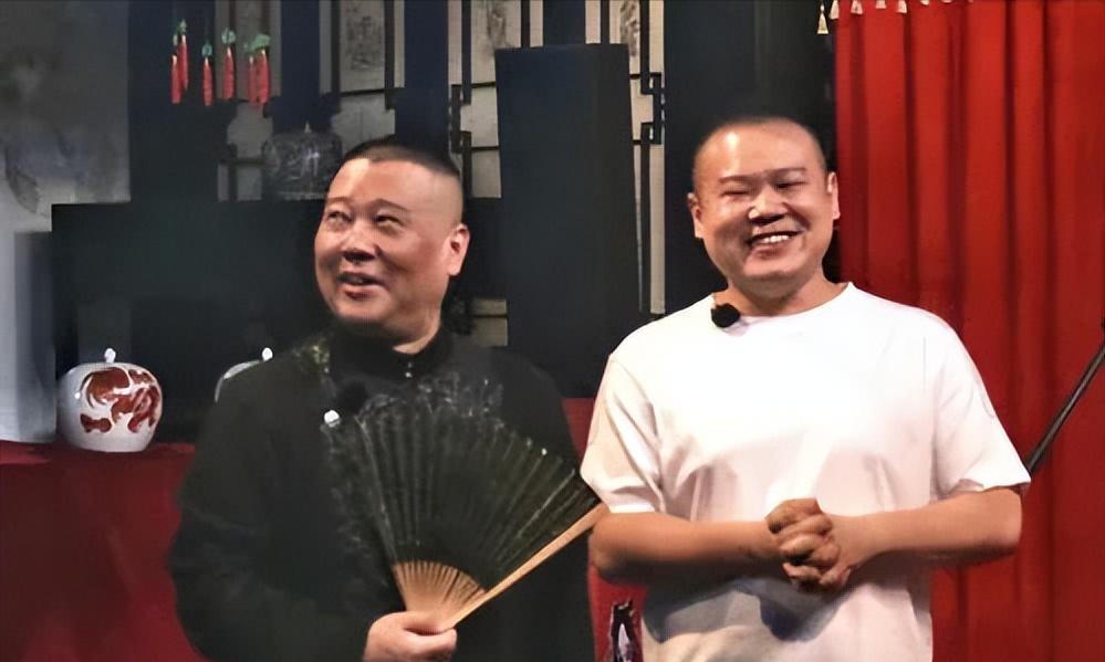 有一年郭德纲过生日，岳云鹏从口袋里掏出一沓现金说：“师父，这是徒弟孝敬您的”，郭