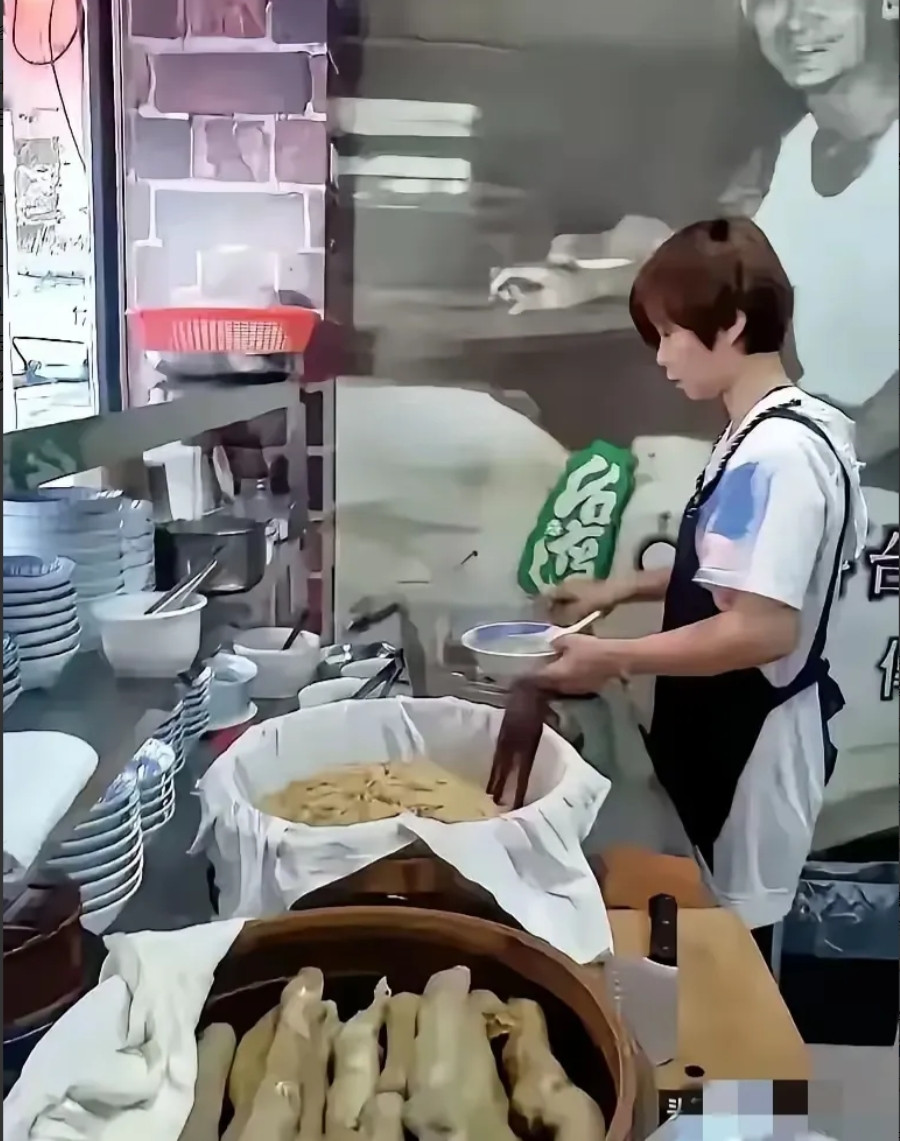 汪小菲和马筱梅这婚结得可太热闹了！婚礼还没办呢，先给吃瓜群众整了出连续剧——不光