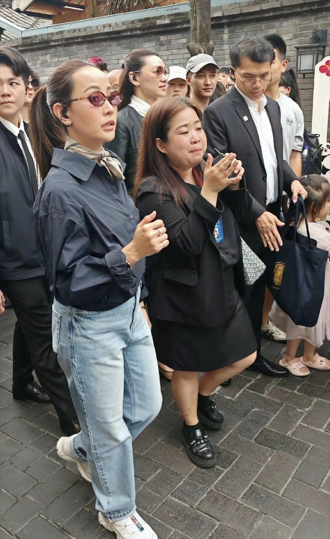 泰国总理夫人打卡成都宽窄巷子