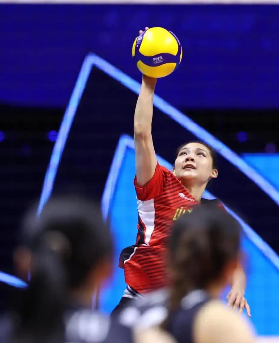 山东女排气势如虹，小炮手孙杰表现神勇，老将王梦杰坐镇后防，全队配合流畅，攻防有佳