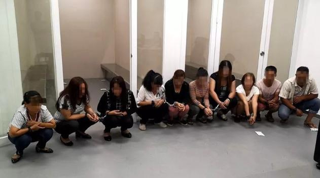 陕西西安，一男子在网上与女技师协商了698元的全套按摩服务，之后来到指定地点，结