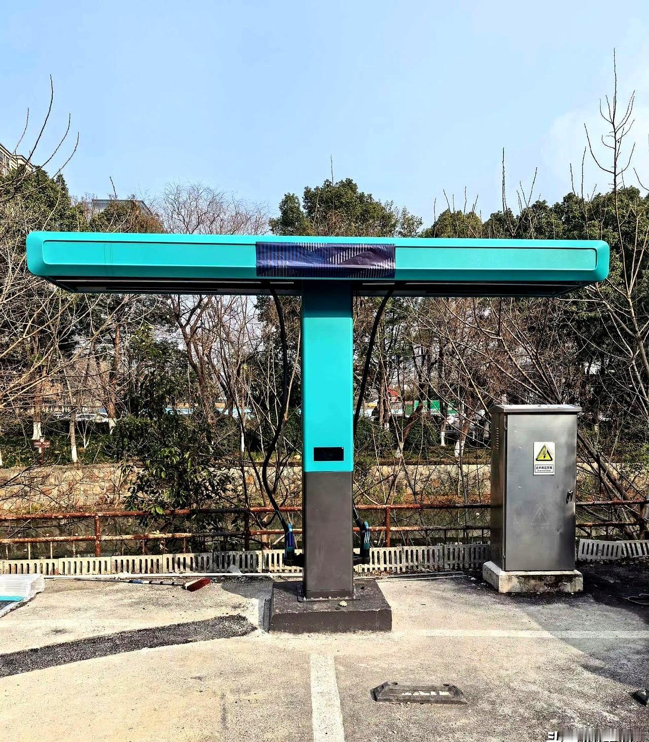 不得不说，比亚迪这回是真下血本了，今天开始在全国铺开“兆瓦闪充桩”，这玩意儿一落