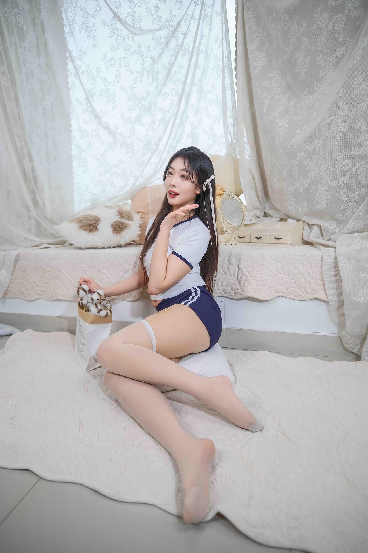 居家氛围感模拍摄模特的曼妙身材，摄影怎么表现