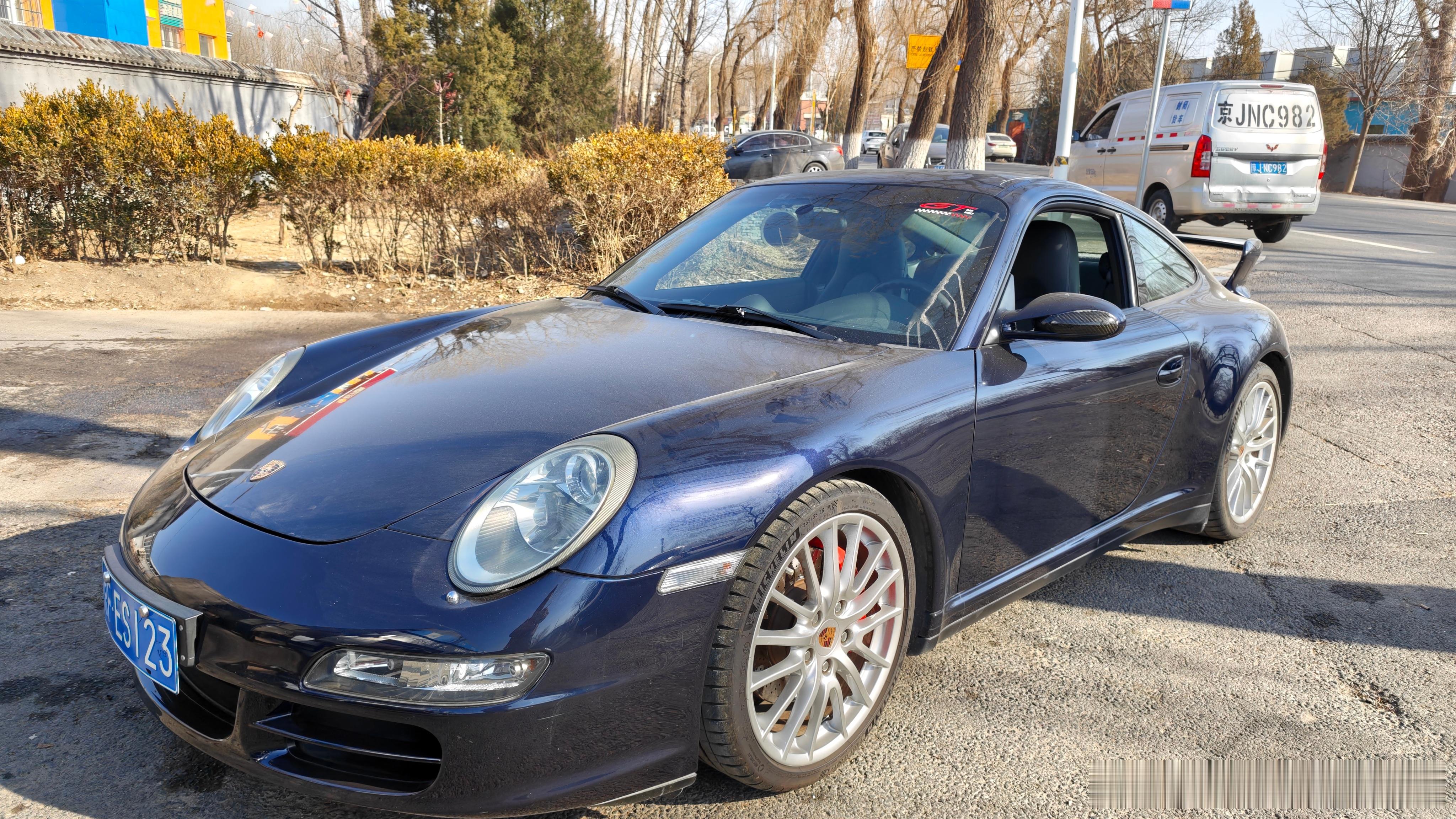 911得有快一年没洗车了……背景道具都当不了了。开出去洗洗，今晚当背景！