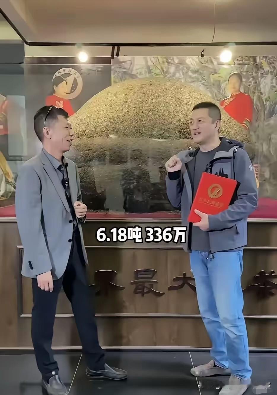 旁人直播卖零食贴补家用，李亚鹏偏要卖6.18吨的沱茶，一块茶够喝几百年。这