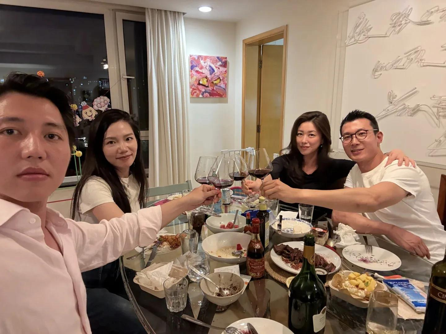 朱珠在北京家中设宴，老公亲自下厨，吃西餐喝红酒，看起来好高雅女星朱珠与素人丈