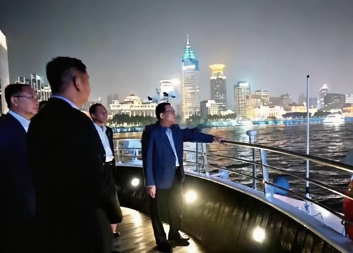 黄浦江的灯亮了，敏昂莱在船上看了很久，没说太多话。这是他当总统后第一次来上海，时