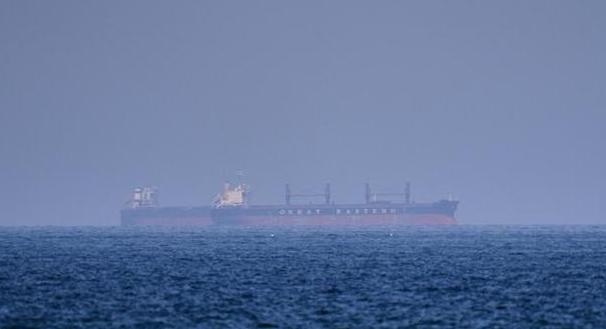 美军太狂了，直接朝伊朗的船开了枪，本来想硬欺负人家，结果伊朗那边的人来得特别快，