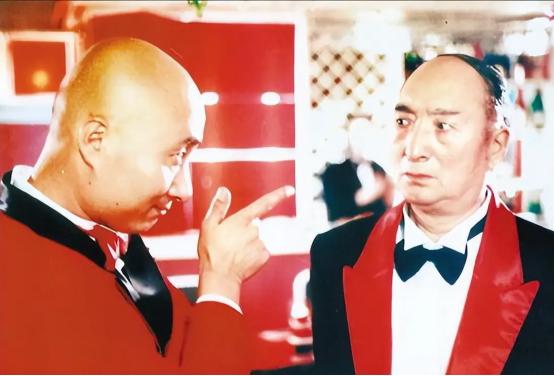 演员陈佩斯曾说，自己小时候其实过得很幸福。上世纪五六十年代，父亲每个月工资有25