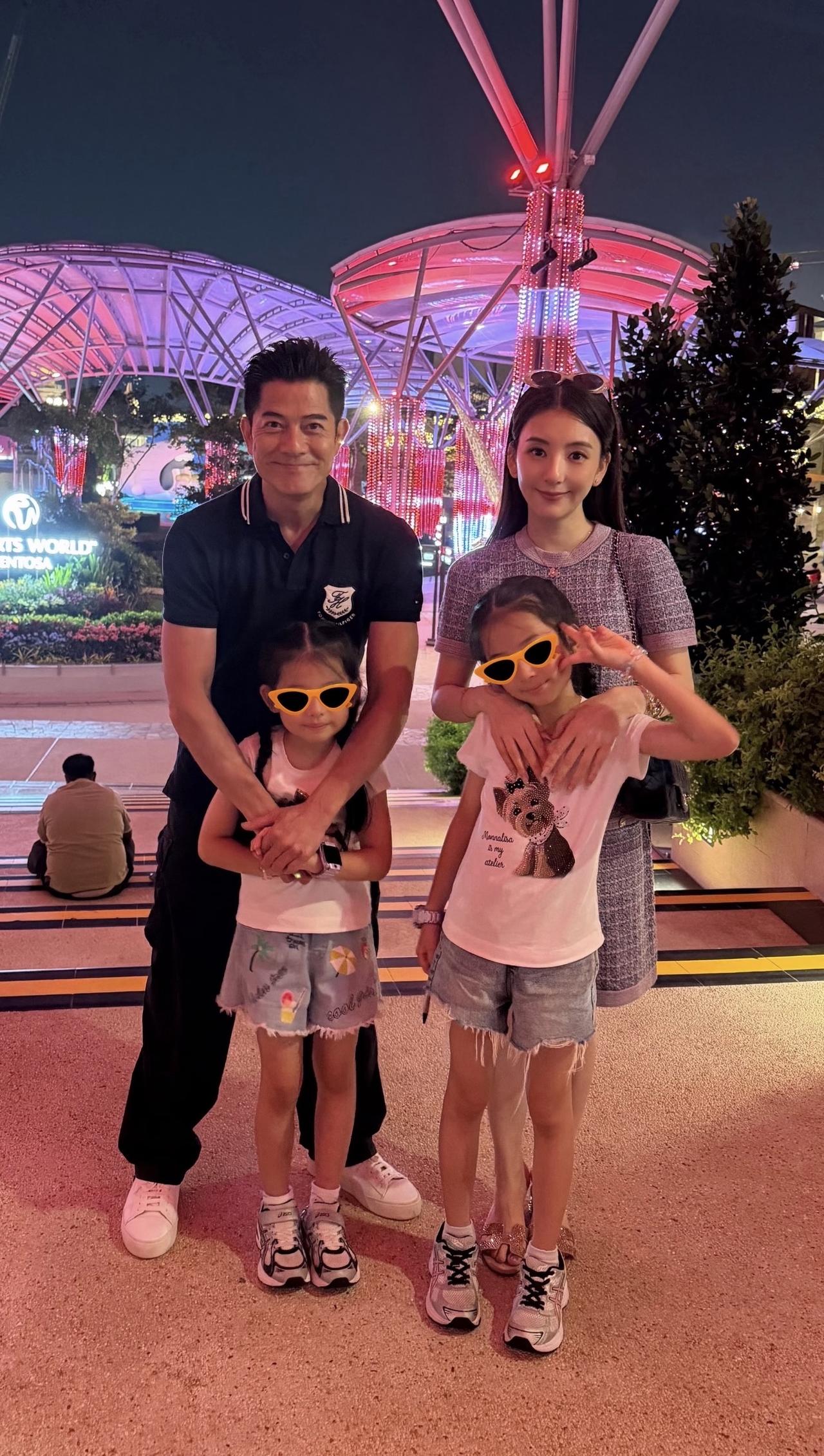 8月15日，方媛晒一家五口合影，并配文：“全家暑假新加坡之旅”。郭富城与方媛