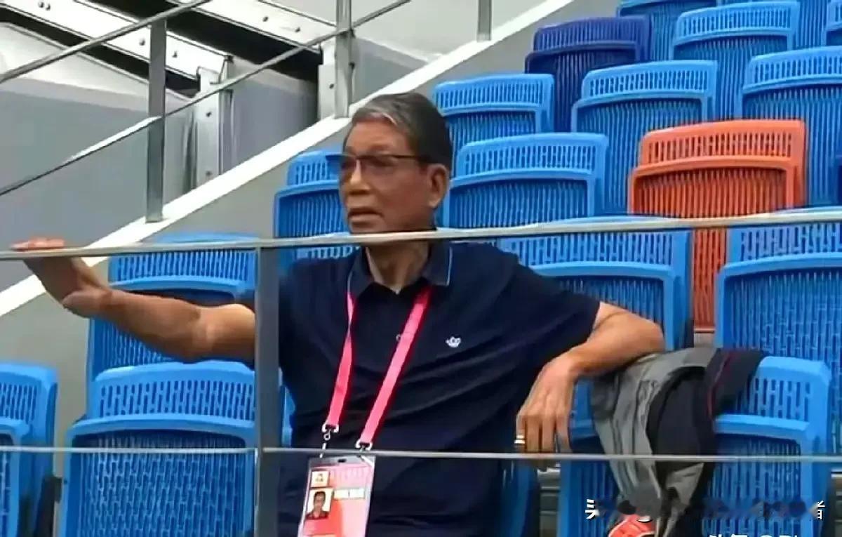 八十岁的徐根宝，身影依旧定格在全运会看台。花白头发映着绿茵，他扶栏凝视，紧盯