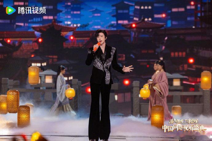 刘宇宁网络视听盛典演唱烽月刘宇宁在网络视听盛典演唱《烽月》真的太治愈了，他的声
