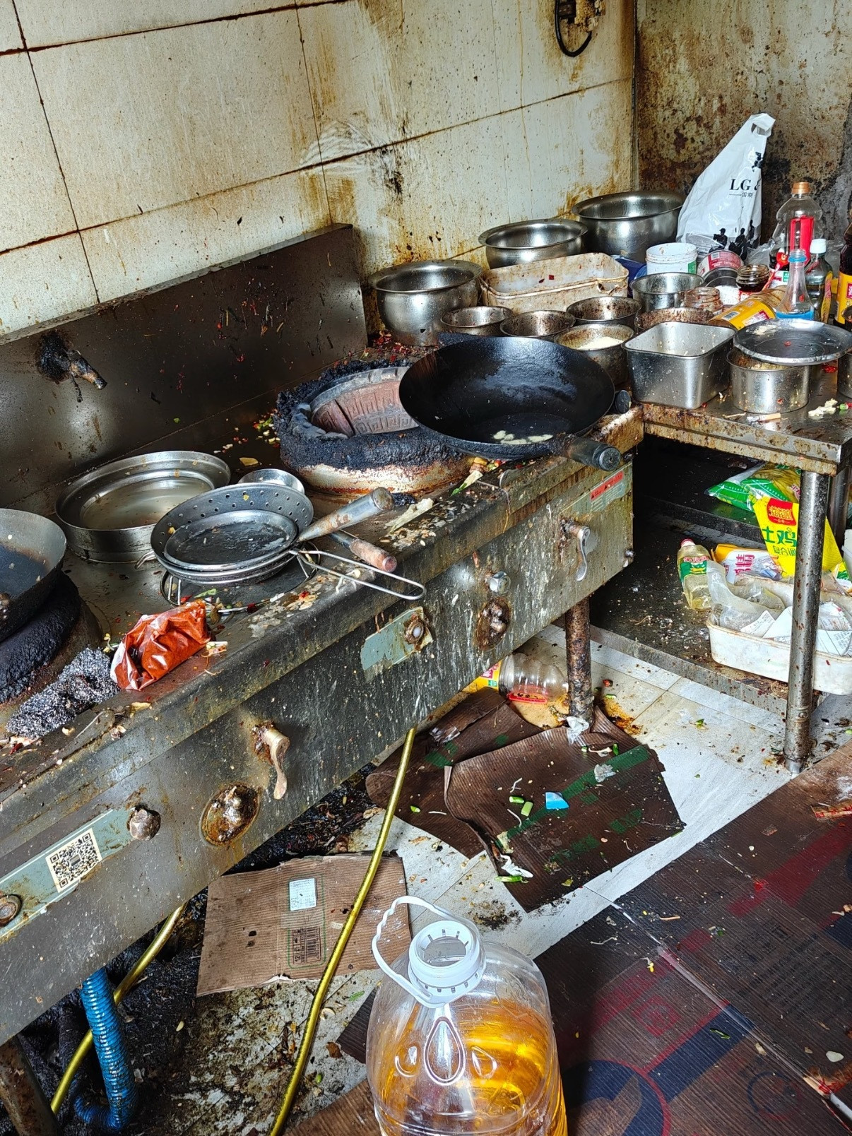号称堂食餐厅门店却一张餐桌都没有没有堂食的外卖一定不要点！我住公寓，一楼全是外卖