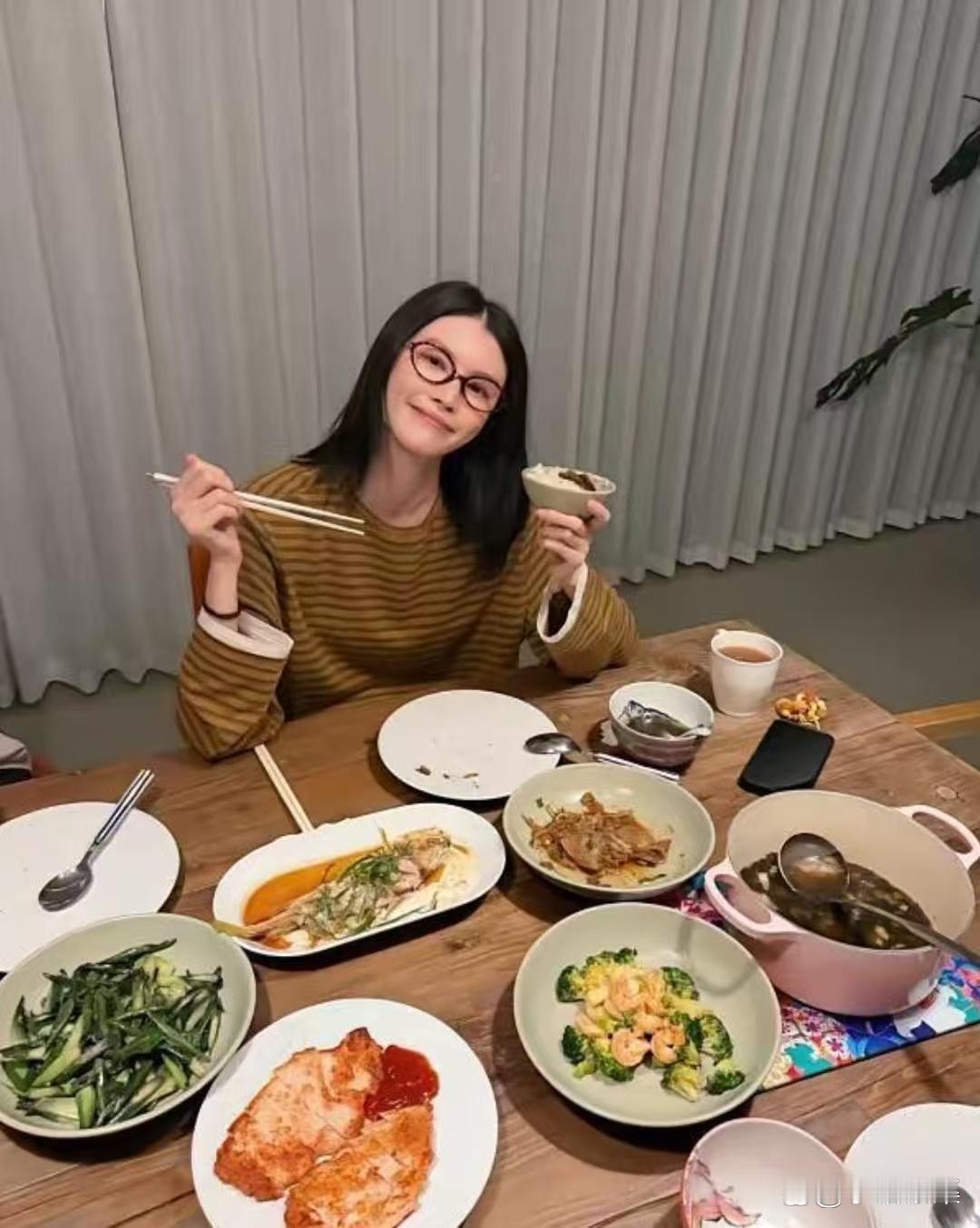何穗分享老公陈伟霆亲手做的五菜一汤，温馨甜蜜的日常，让人好生羡慕。