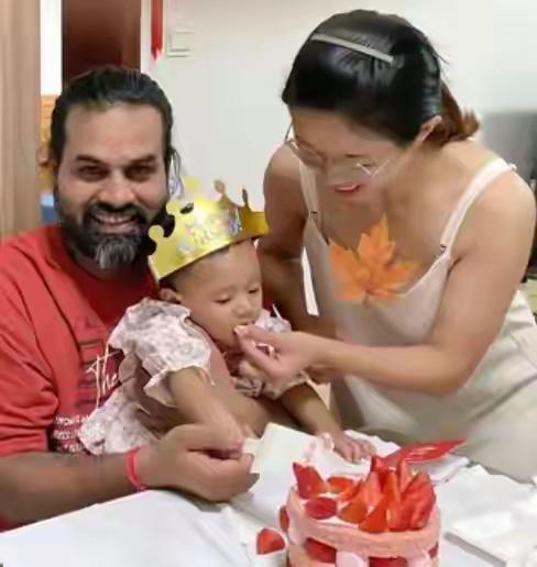 这女人是国内找不到男人还是喜欢咖喱味吃饭用手抓的阿三，中国十几亿人就找不到一个合