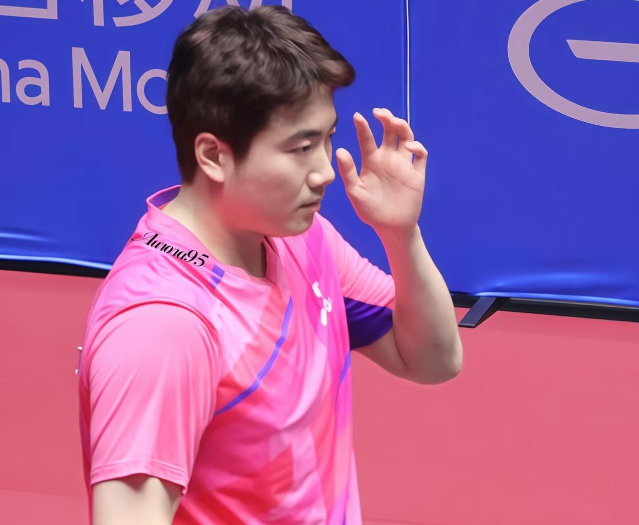 女大不中留啊，周雨听了都伤心梁靖昆比赛的时候周雨的女儿一直在电视机前喊梁