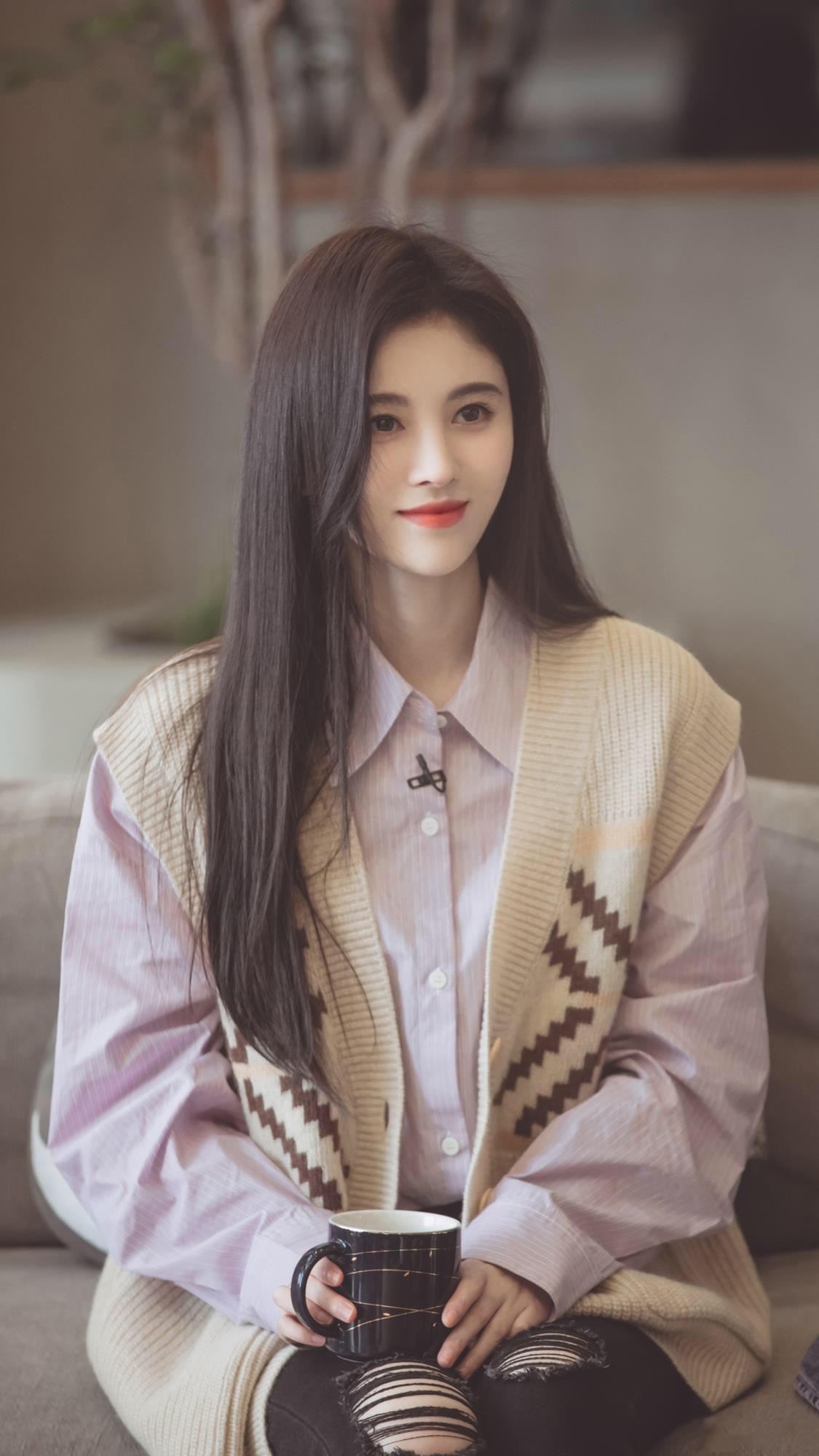 笑话：村长的老婆在给村长整理物品时，发现了一张美女的照片，她很有生气。仔细端量了