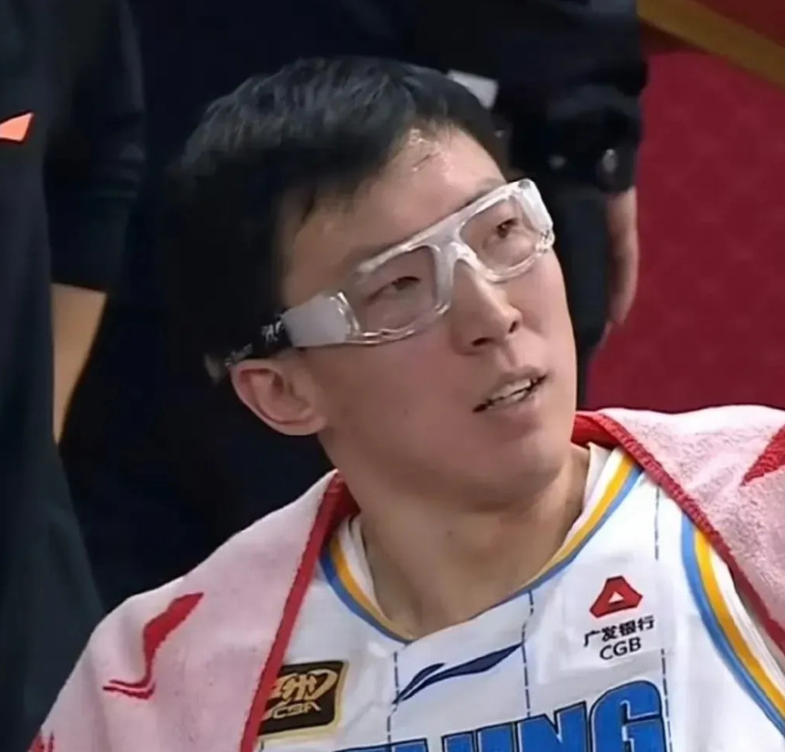 北京首钢真正让我害怕的是，许利民第三节敢不上周琦，他敢让周琦写到第三节只剩下一点