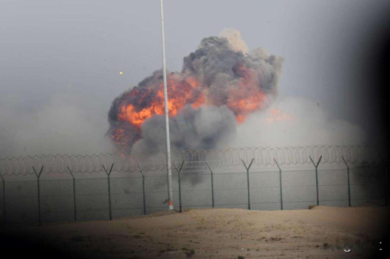 伤亡情况：飞行员未弹射逃生，已确认死亡。事故导致航展后续表演中止，救援直升机紧急